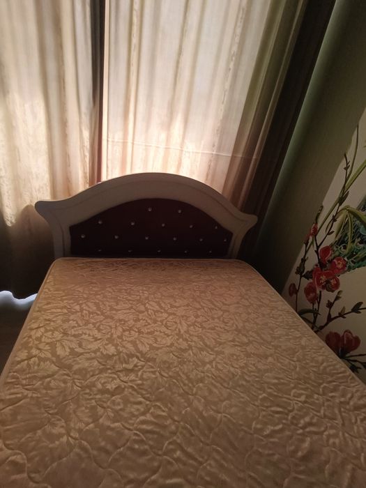 Продается двуспальная кровать с матрасом.