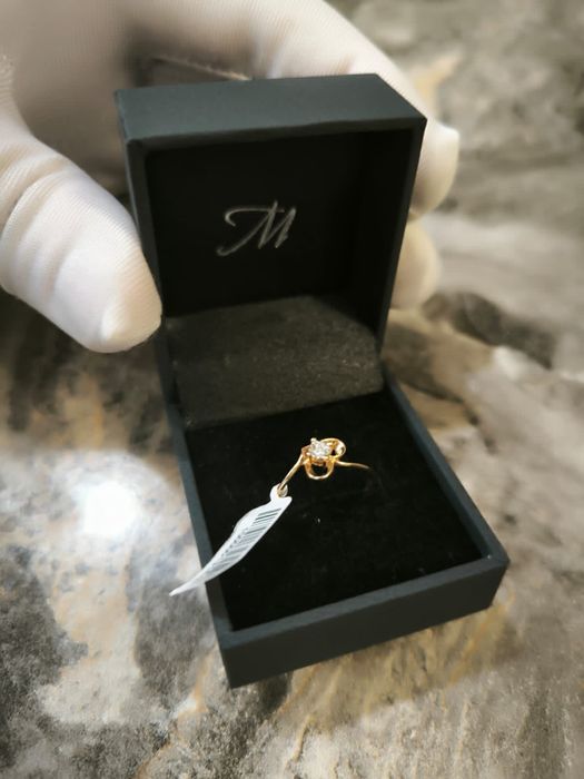 Золотое кольцо с бриллиантом