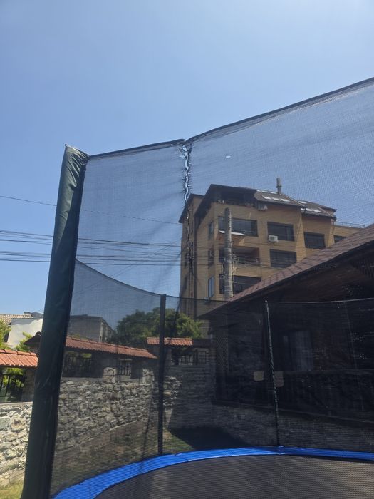 Батут с размери 427 см.