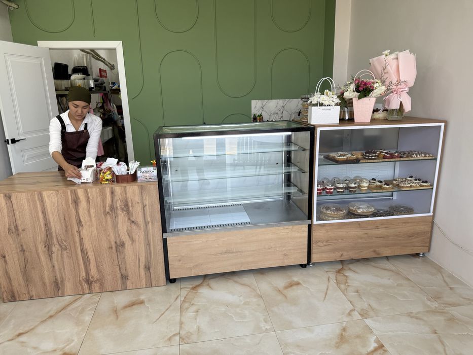 Витринный холодильник кондитерская витрина