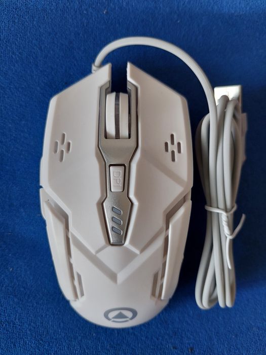 Бяла мишка за компютър светеща в различни цветове