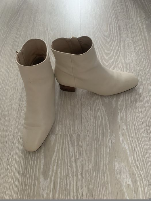 Продаю женские ботинки