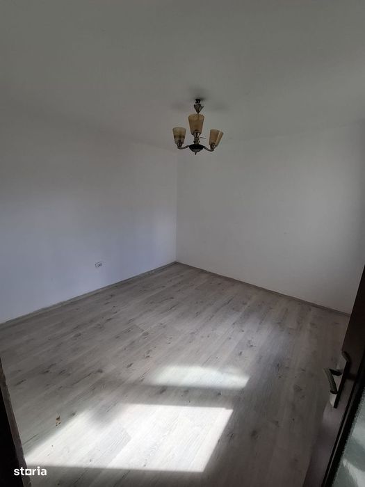 Apartament 3 camere, balcon, parter, preț bun