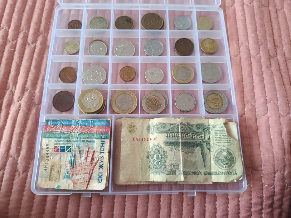 Коллекция монет и купюр