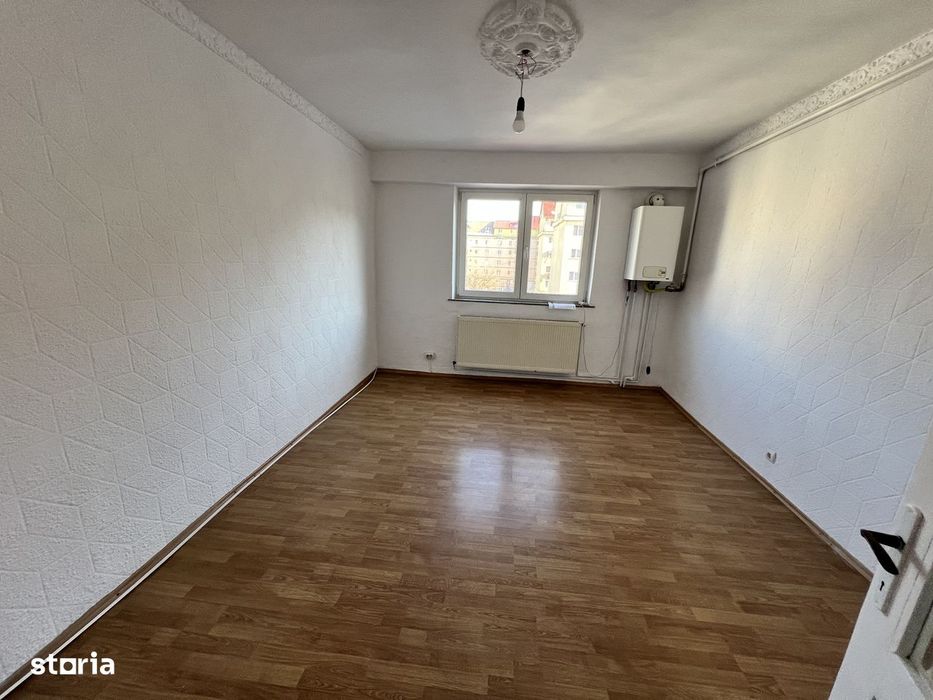 VAND garsoniera 1 camera,renovata,bucatarie,baie,et.3, zona Lazaret