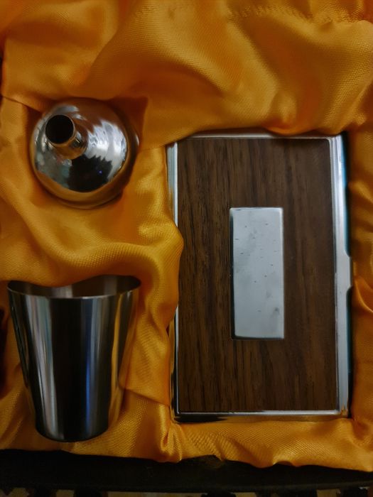 Луксозен мъжки комплект-Манерка, чашка, фунийка и визитник