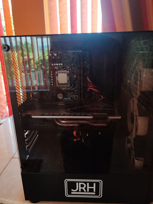 Vând unitate de gaming PC.