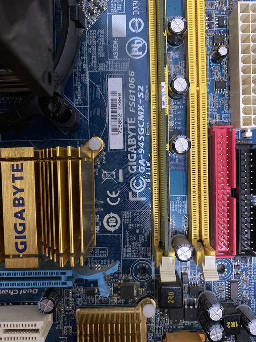 Материнская плата гигабайт