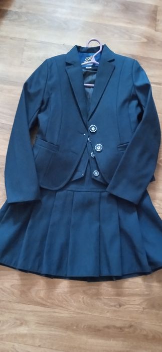 Продам новый школьный костюм на девочку