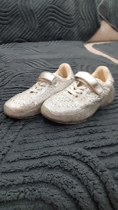 Продам кроссовочки на девочек.