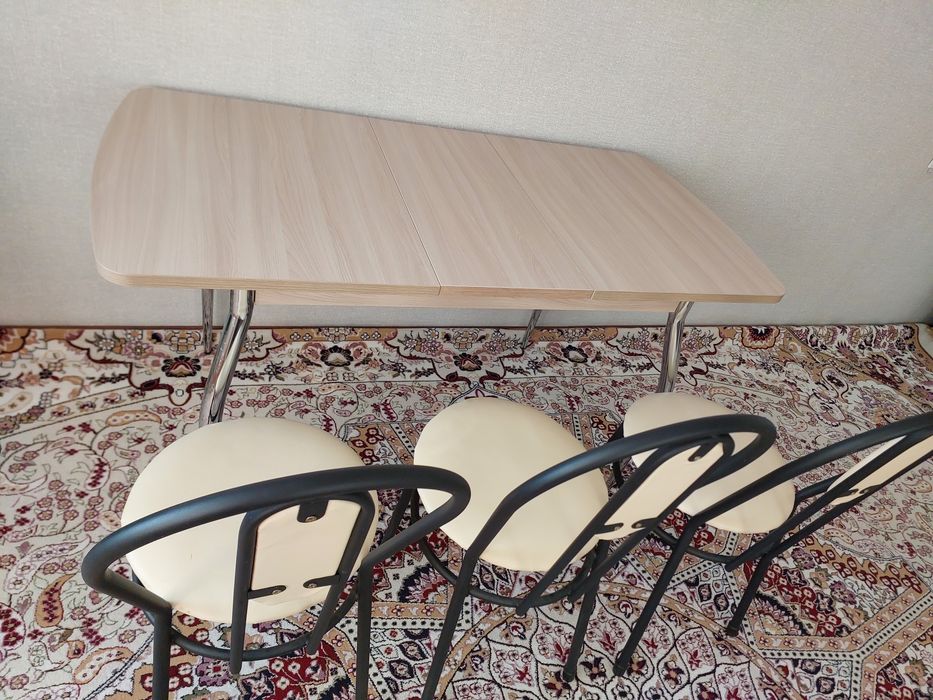 СРОЧНО продаётся раздвижной стол с 4 стульями