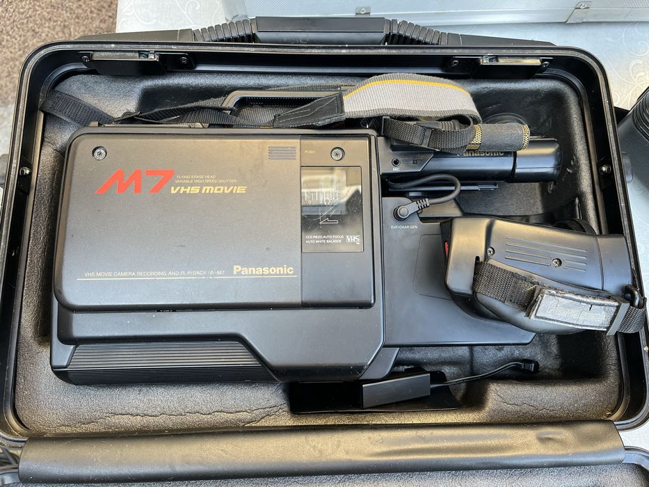Camera video anii ‘80 Panasonic VHS Movie cu caseta filme