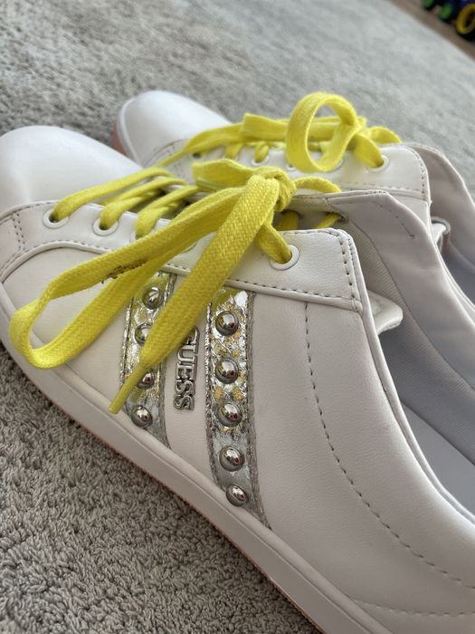 Pantofi sport de piele ecologica Guess in stare foarte buna!