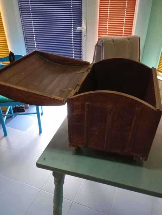 Стар сандък с капак