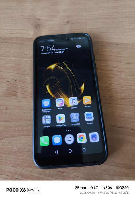 Телефон марки Huawei в хорошем состоянии