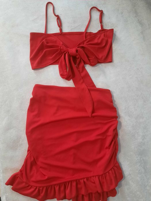 Червен комплект- пола с връзващо се бюстие