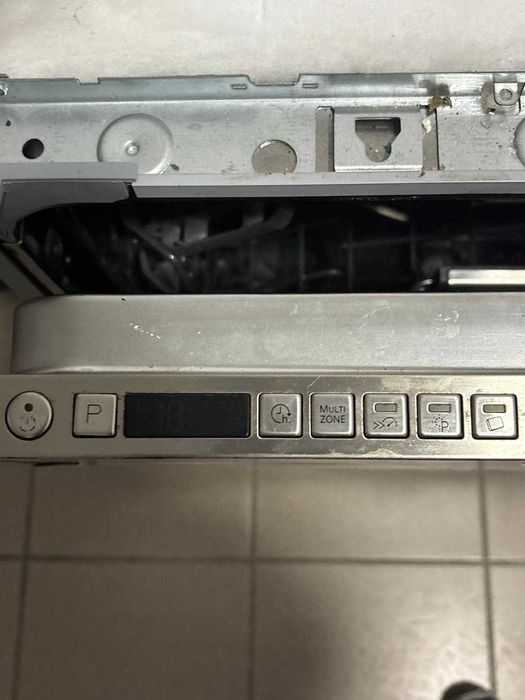 Vand masina de spalat vase Whirlpool utilizata, an fabricatie 2019 . Masina necesita schimbarea pompei de evacuare apa uzata