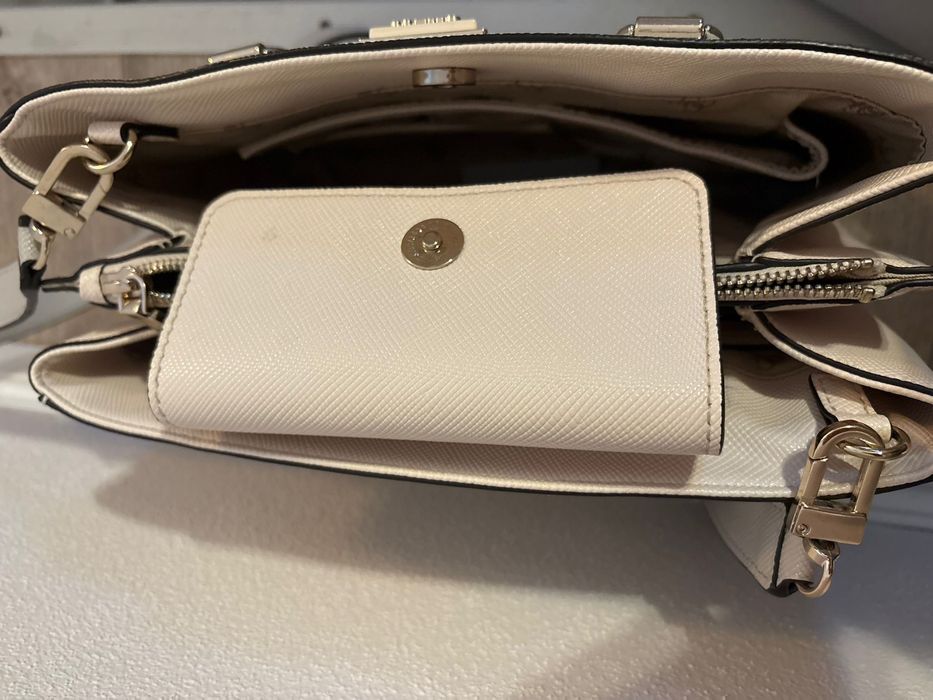 Geanta Guess cu Eticheta