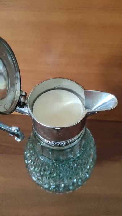 Голяма гарафа за вино от дебело цветно стъкло