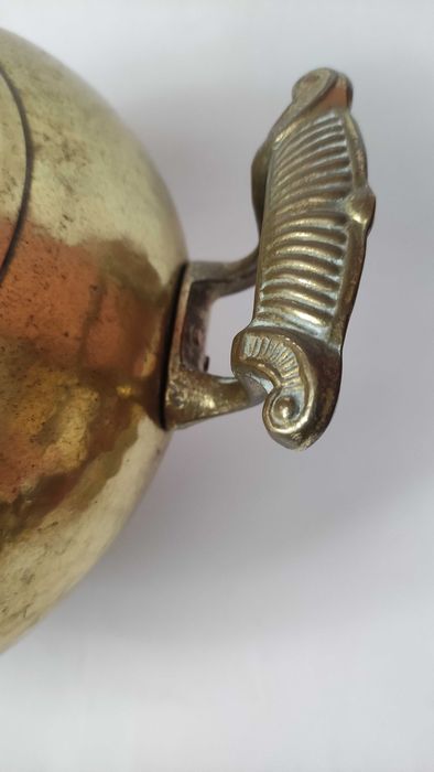 Голям старинен ръчно кован месингов съд с дръжки и крачета от бронз