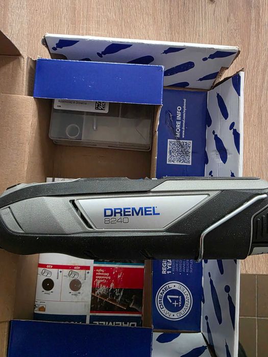 Dremel 8240-3/45 Unealta multifunctionala cu 1 acumulator 12V, 2Ah
