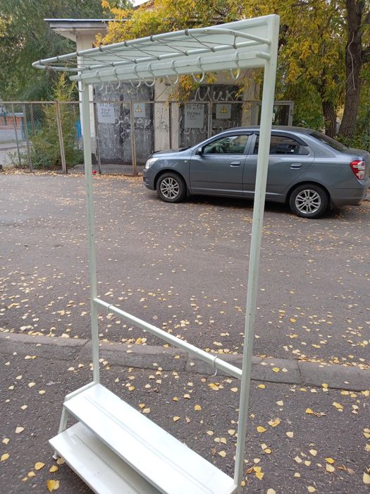 Вешалка металлическая.