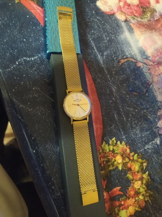 Часы позолоченные.