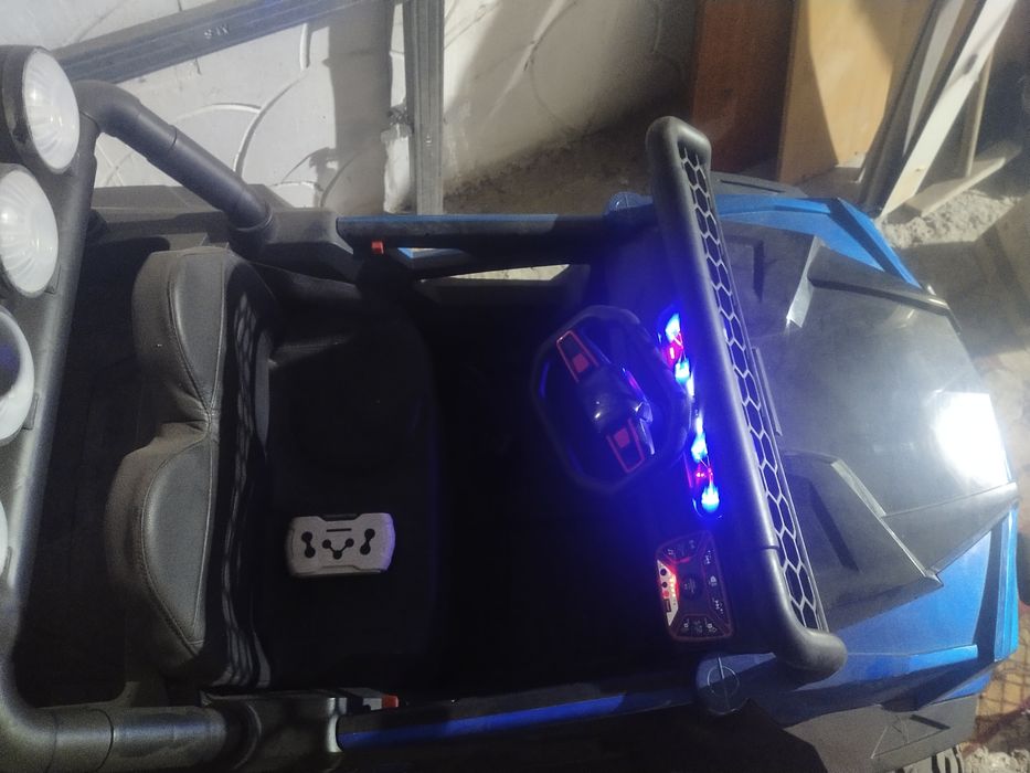 Продам машинку детскую