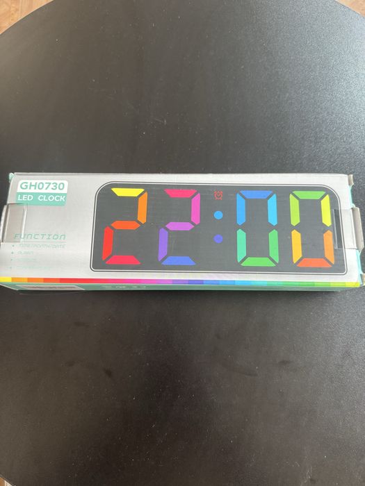 Нов Голям Дигитален LED Часовник GH0730 с Дистанционно Управление, RGB Цветове и Термометър