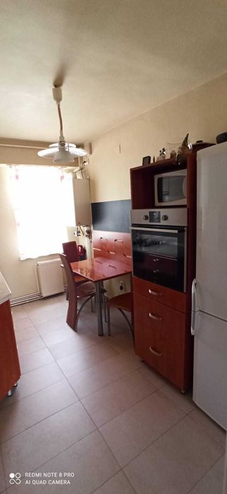 Inchiriez apartament cu 3 camere, complet mobilat și utilat (pe termen lung):