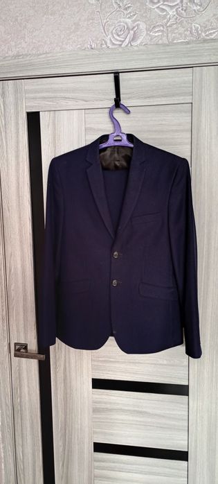 Продаётся школьный костюм