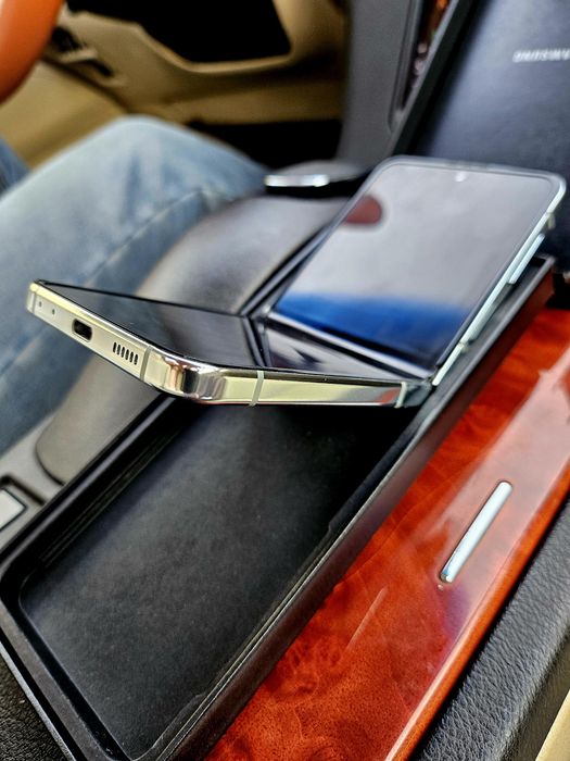 Samsung Galaxy Z Flip5, cu 8GB RAM și 512GB spațiu memorie