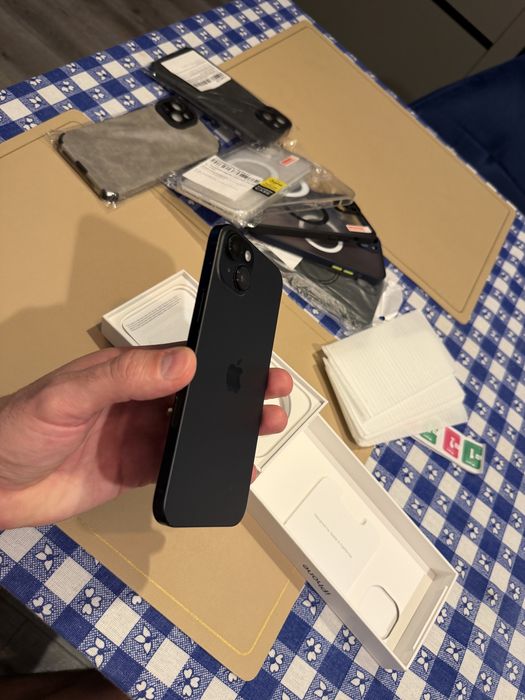iPhone 15 Plus 128GB Negru 5g neverlocked 7 caseuri si folii