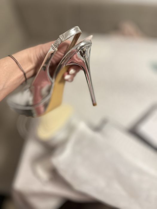 Сребърни обувки на ток