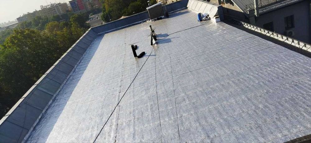 Покрытие крыши Фольгоизолом с гарантией от фирмы.