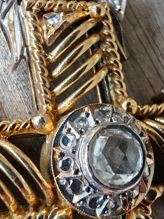 Продавам уникален златен кръст 18к