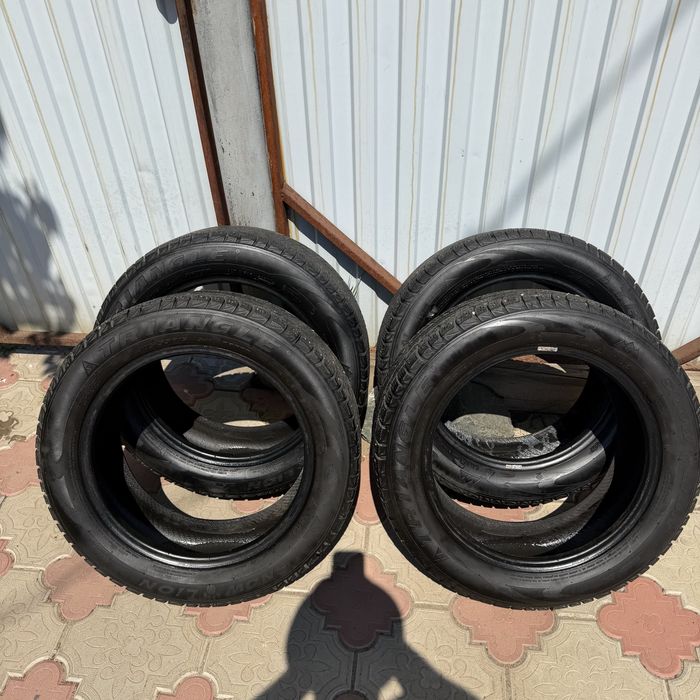 Продам резину липкчка TRIANGLE 205/55/r16