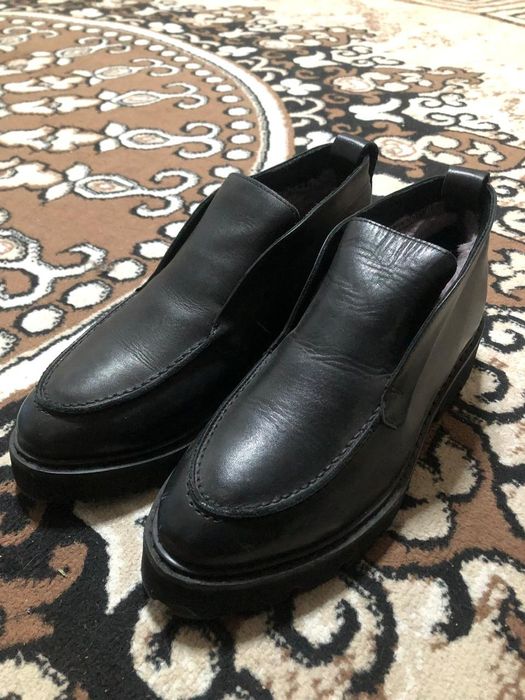 Арзан бағада киімдер сатылады.