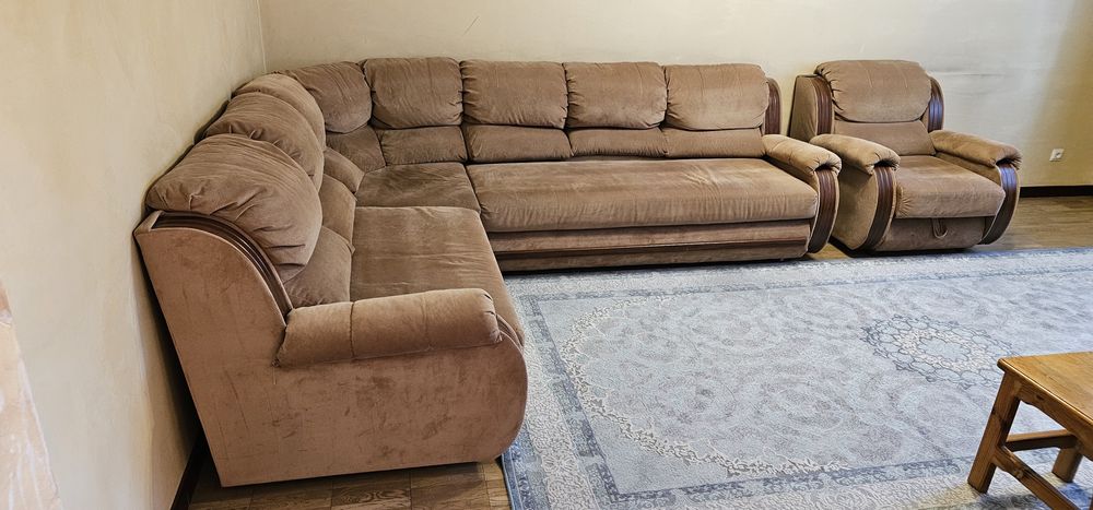 Диван плюс одно кресло.