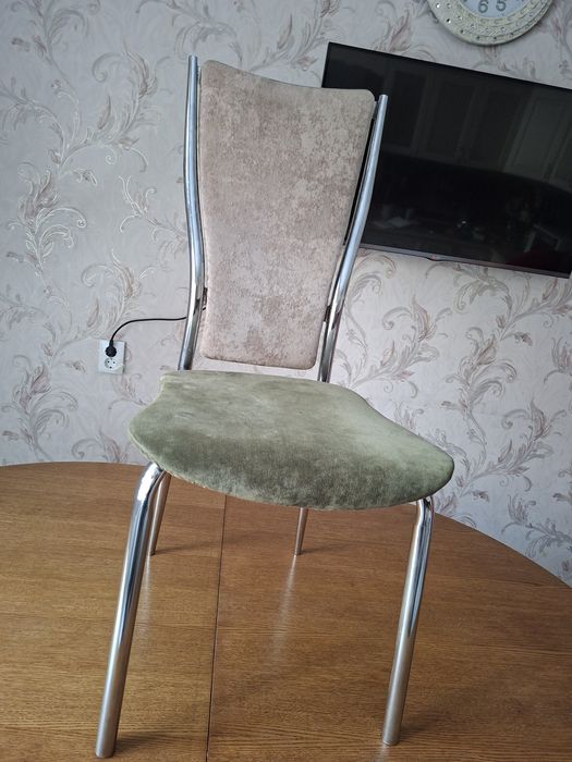 Продам стол,стулья 5 штук