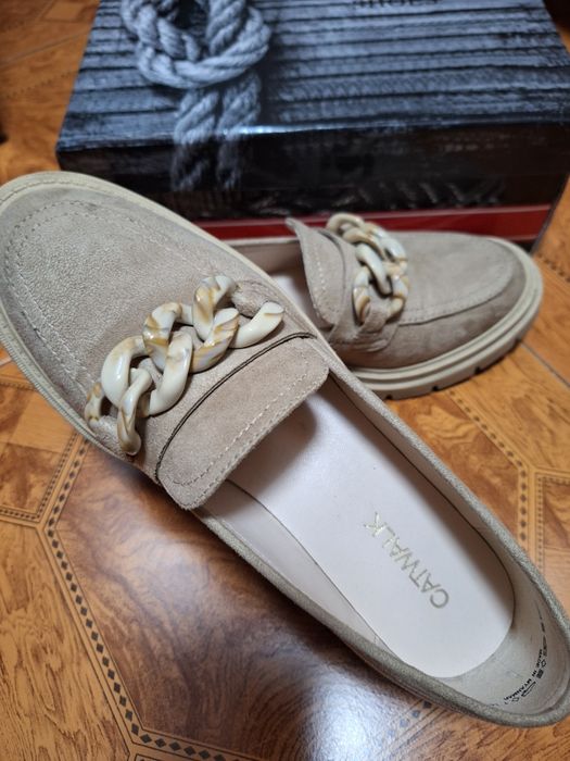 Обувки чисто нови