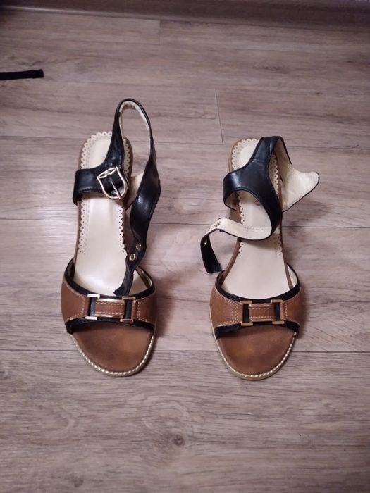 Продам босоножки.