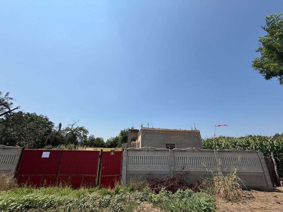 Teren intravilan + casă de vânzare