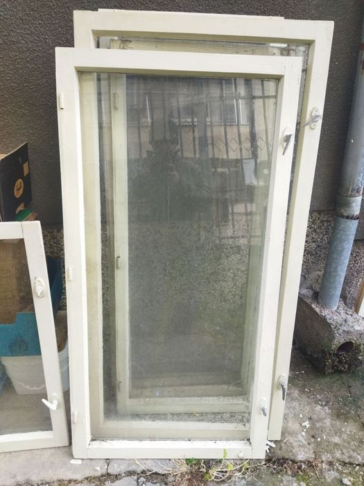 Стари прозорци без рамки