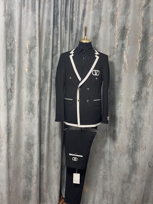 Costum Valentino regular cu 4 nasturi