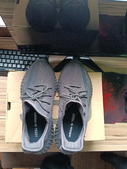 Продавам обувки YEEZY BOOST 350 V2!
