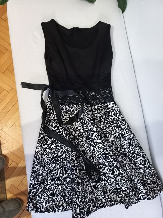 Черно-бяла рокля