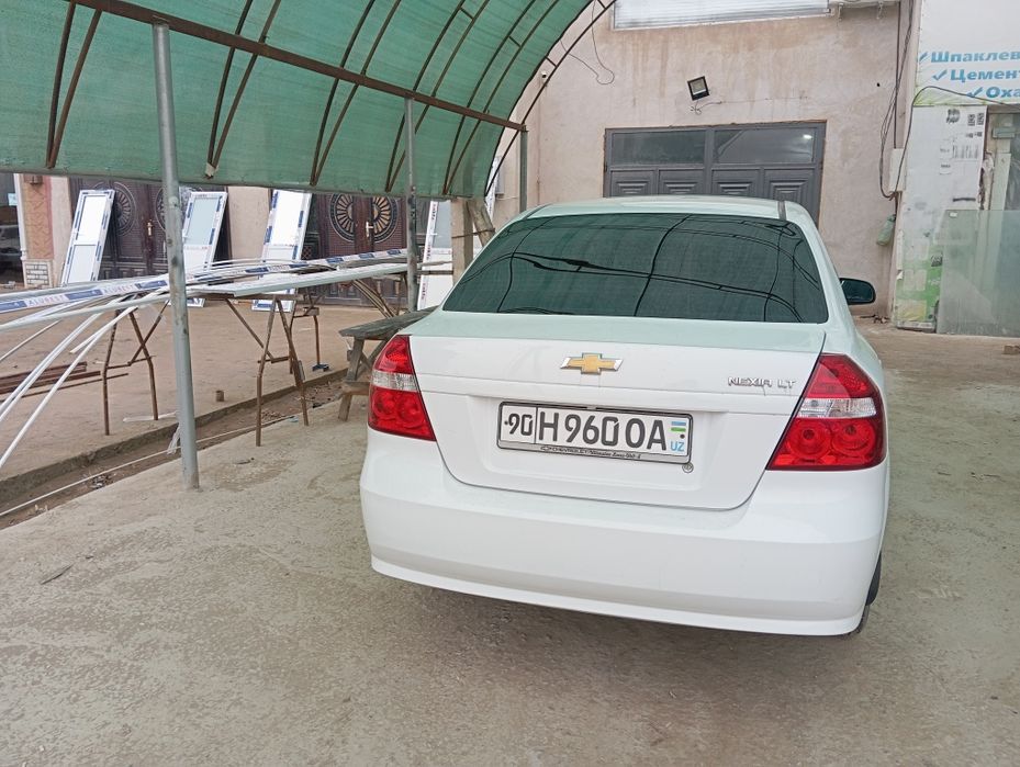 Mashina holati zoʻr bitta kreloda petno bor