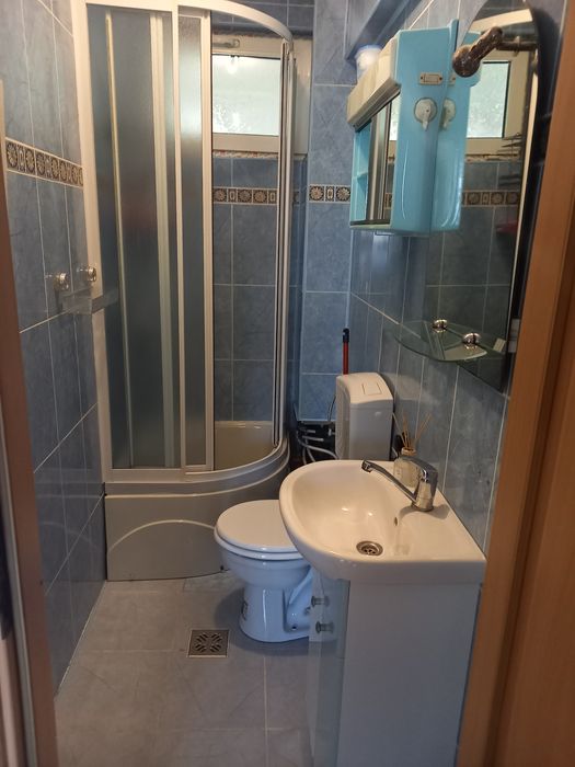 Vând garsoniera cu dormitor separat