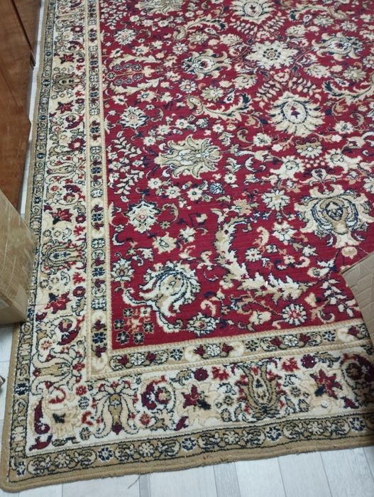 Ковер бордового цвета